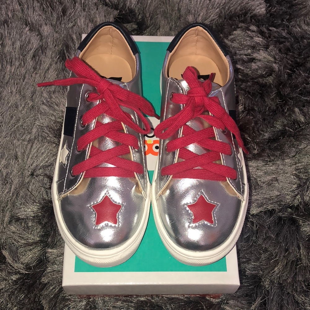 Dee’s star lace sneaker